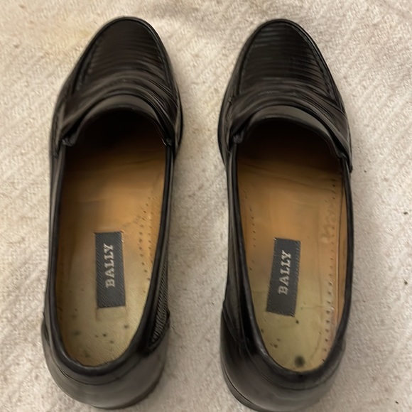 Size 7 Ballys snake skin loafers. Shoe trees included. Rarely worn. - Picture 3 of 7